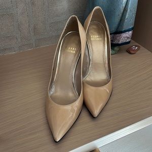 Nude patent leather heeled pump
